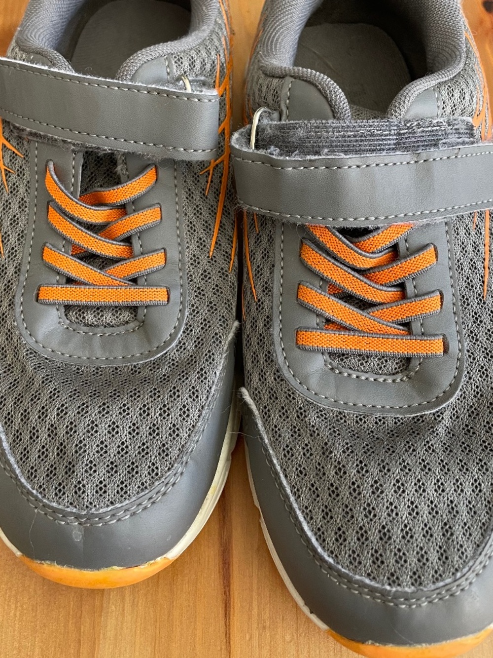 Gray & Orange Kids Sneakers | US Kids Size 3 | Good Condition 👟